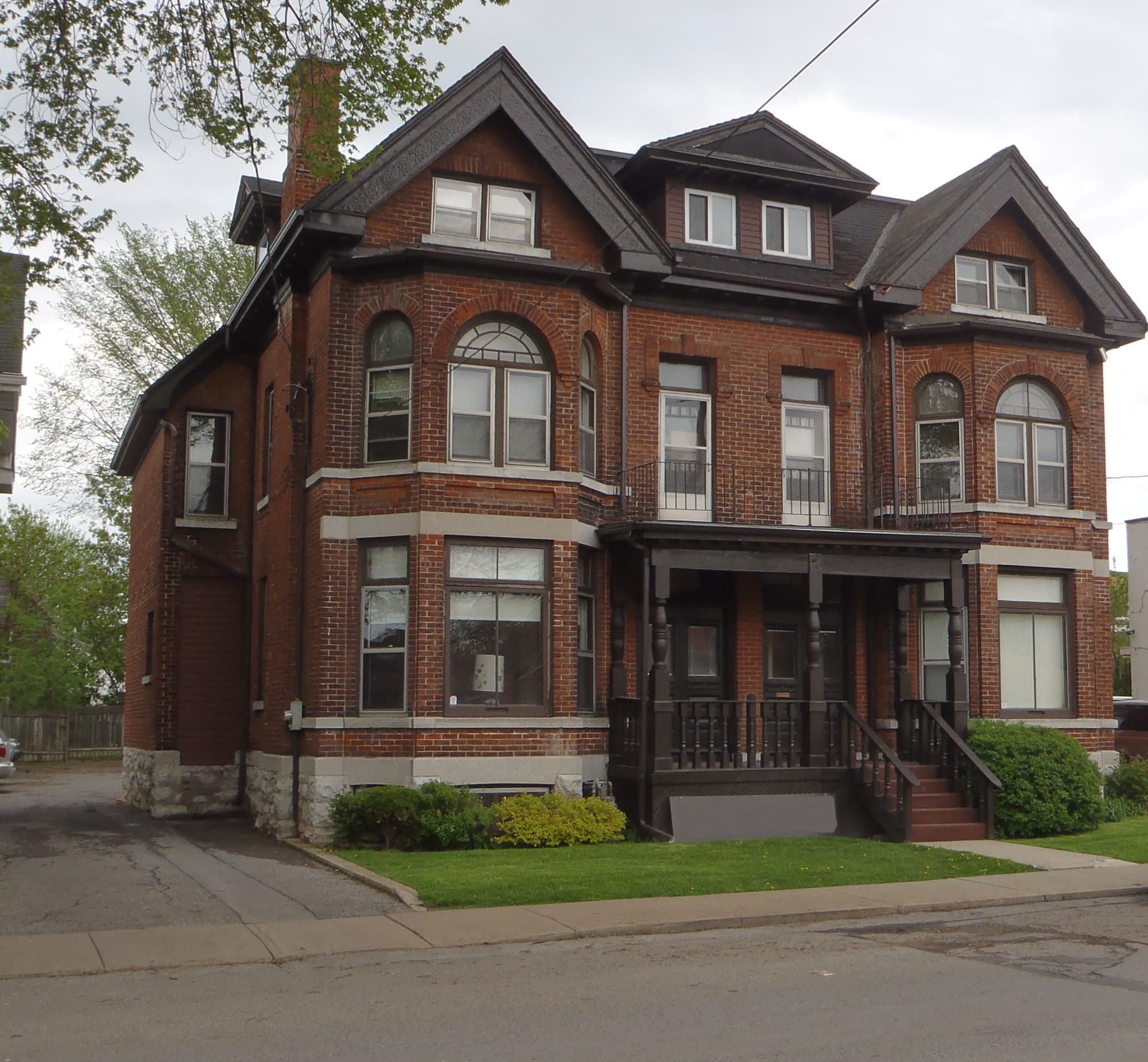 Red brick heritage exterior of 353 Alfred Street, Kingston